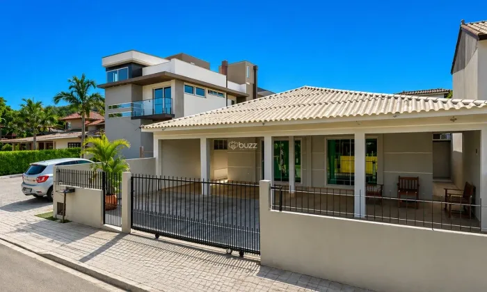 Casa com 4 dormitórios a poucos passos do mar no Morro das Pedras