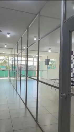 DIVISÓRIAS DE VIDRO NO ALUMÍNIO COM MDF
