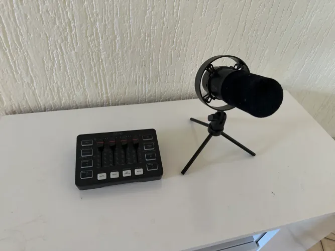 Vendo microfone Fifine k688 e mesa de áudio fifine 