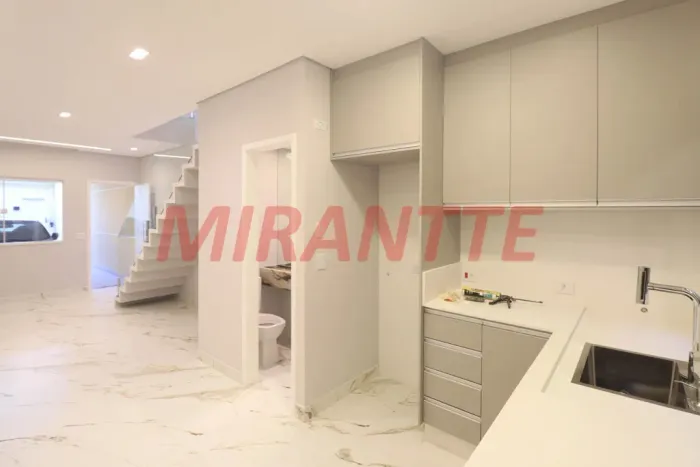 Sobrado de 2025m² com 3 quartos em Vila Medeiros