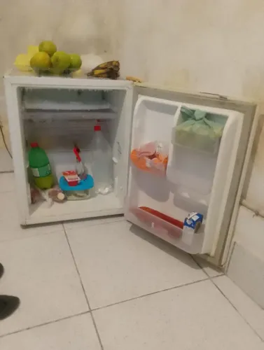 O frigobar tá em boas condição de uso excelente para quem busca para sua casa