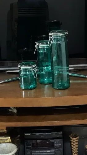 Três potes de vidro verde e herméticos