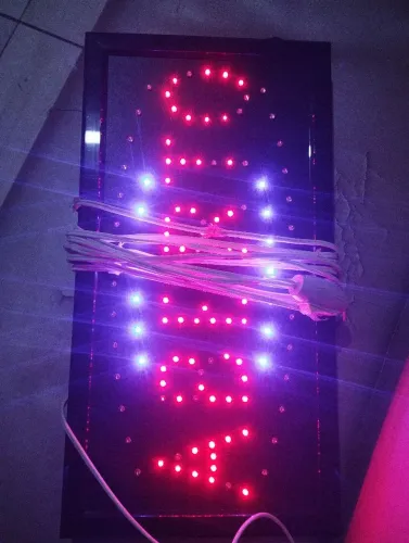 Placa de iluminação aberto 