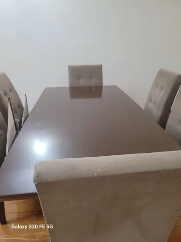 Mesa de jantar 6 lugares, semi nova alguns detalhes de uso
