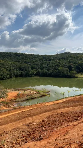LOTES EM CONDOMÍNIO FECHADO COM LAGOA DENTRO
