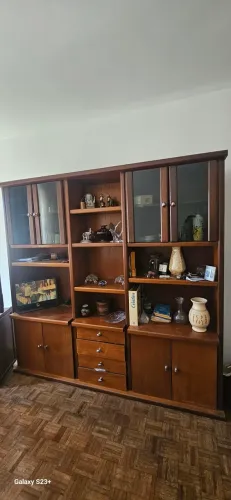Estante Cristaleira madeira, portas de vidro, nichos e gavetas