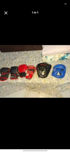 Vendo kit de boxe 2 pares de luvas e 2 capacetes