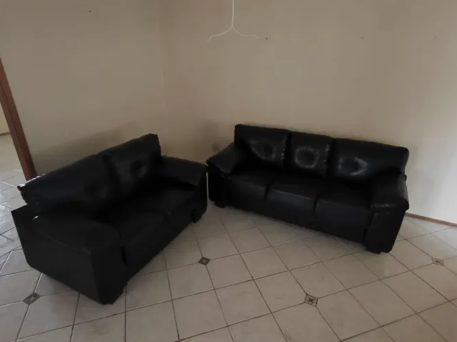Vendo sofá 2 e 3 lugares corino preto