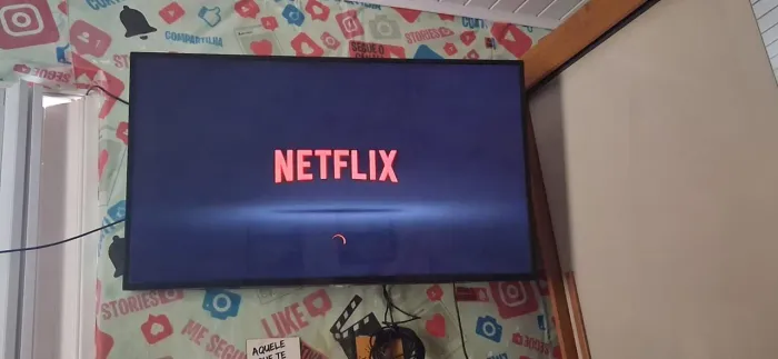 Vendo smart tv 43 marca AOC polegadas perfeita.