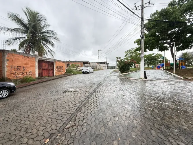 Vendo casa de 3qts e garagem em construção com ótima localização em Alice Coutinho - Caria