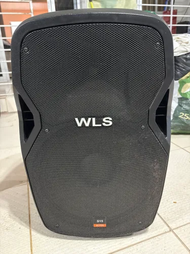 caixa de som acústica ativa WLS S15 Active de 15 polegadas.