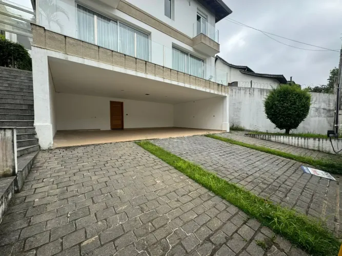 Sobrado para aluguel e venda possui 366 metros quadrados com 4 quartos
