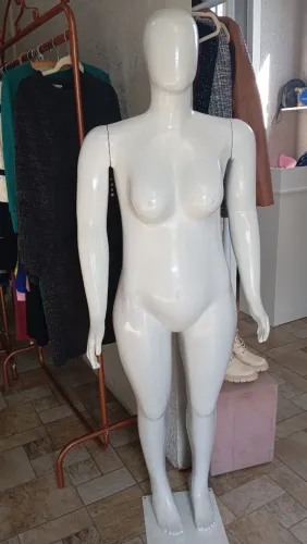 Manequim plus em perfeito estado 