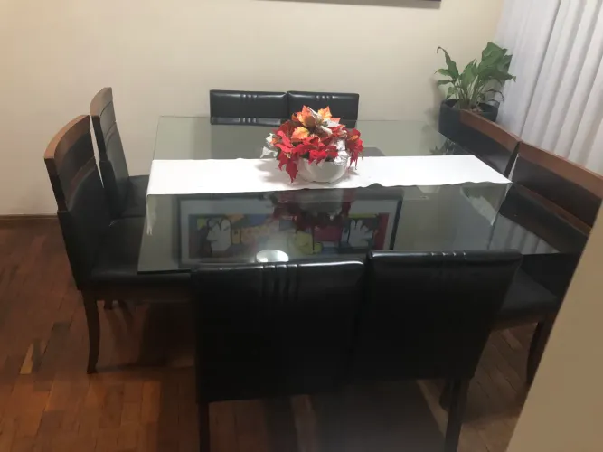 Mesa de jantar tampões vidro tamanho 1.40x1.40 com 8 cadeiras em couro