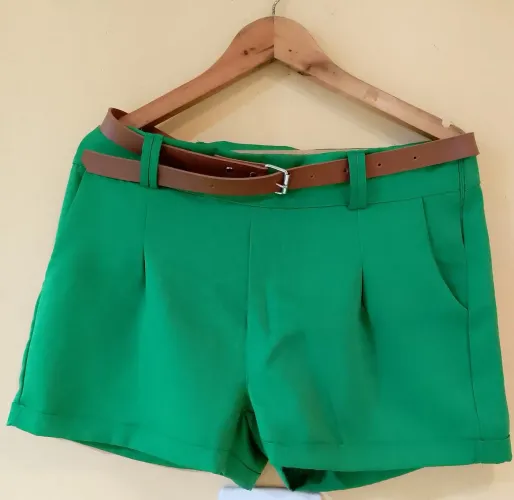 Short alfaiataria acompanha o cinto