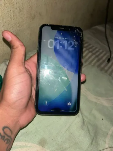 iPhone 11 todo original troco a tela tá novo 