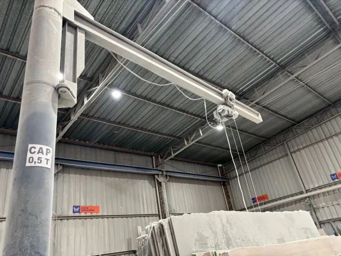 Vendo braço giratório 4,5 de altura com 5 metros de lança com talha elétrica 500kg