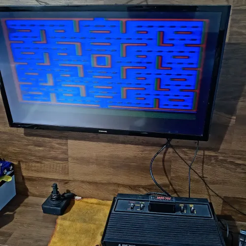 Atari 2600 com controle e jogo