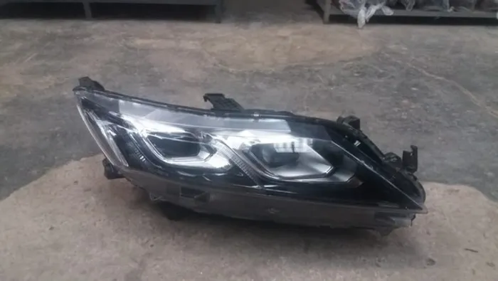 Farol Mitsubishi Eclipse Cross