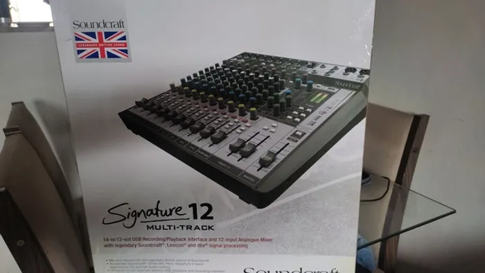 Mesa de som soundcraft signature mtk 12