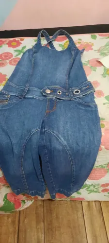 Conjunto feminino jens jardineira e jaqueta tamanho 40