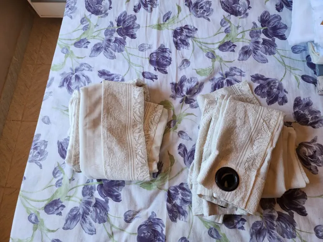 Cortinas em tecido bege com ilhós - 2 peças