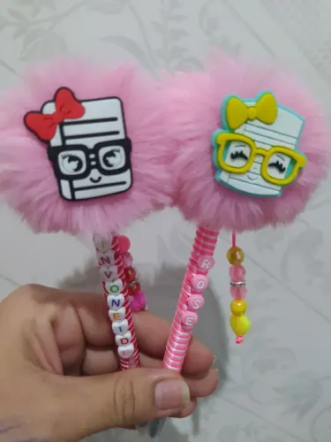 Canetas personalizadas com pompom - Yvonne e Rose