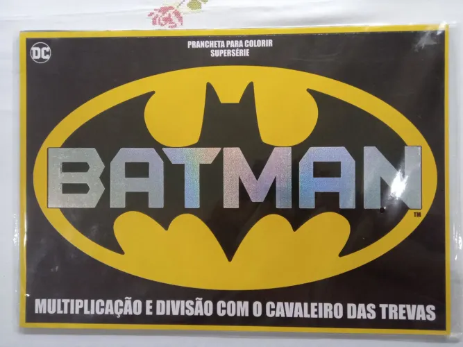 Prancheta com ilustrações e tabela de matemática do Batman 