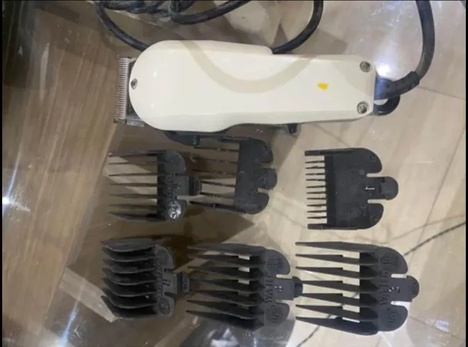 Máquina de cortar cabelo profissional WALH- 220v em ótimo estado
