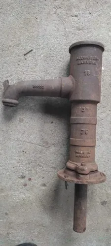 Bomba d'agua antiga para decoração