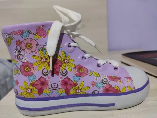 Cofrinho em formato de tênis All Star (converse), cor roxa, novo e com caixa, cofre