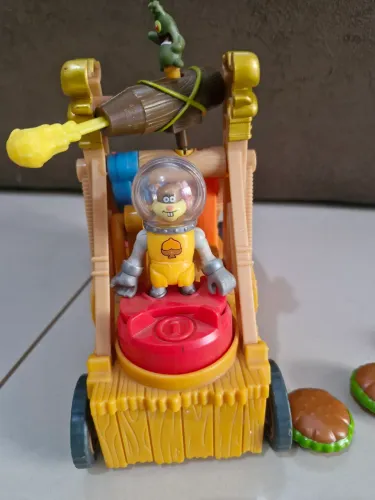 Brinquedo Bob Esponja - Sandy com Catapulta e Plankton