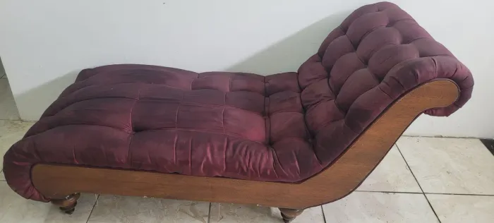 Chaise Longue Clássica em Veludo Bordô