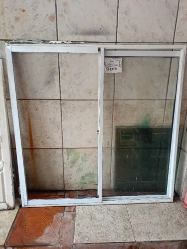 Janela de vidro 1.0m X 1.0m - uma parte sem vidro.