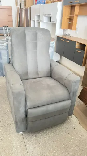 "Conforto e Elegância: Poltrona Inclinável e Reclinável em Tecido Suede de Alto Padrão"
