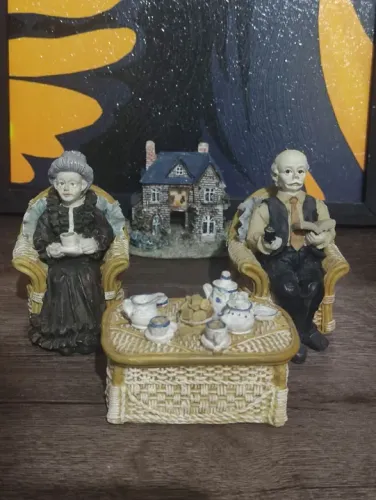 Casal de Miniaturas em Resina Pintadas à Mão<br>