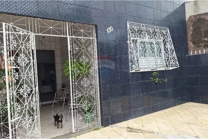 CASA NO BAIRRO AMERICO EM FRENTE A PRAÇA / REMAX