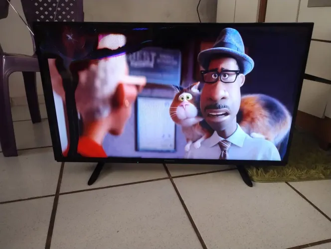 Vendo tv Panasonic 40 polegadas com trincado na tela.
