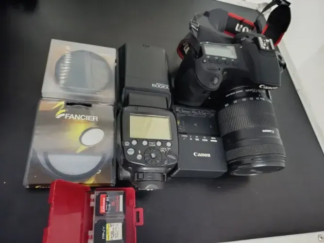 Camera Canon 60D+Flash Canon 600EX+Bag LowerPro+18-135MM+Cartões SD