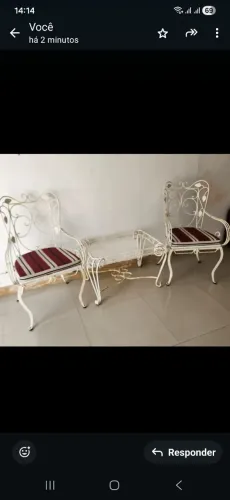 Conjunto com 4 Cadeiras flor retrô vintage mais duas mesas de centro.