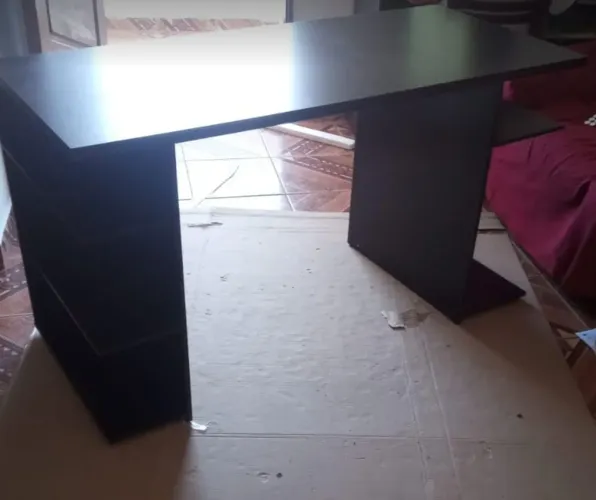Mesa de Escritório Preta Compacta e Funcional