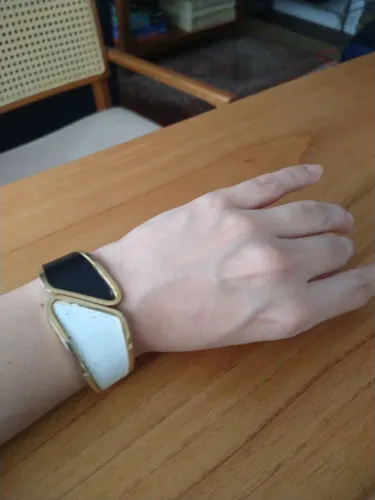Pulseira geométrica branca e preta