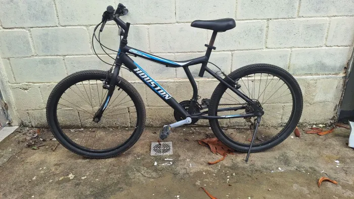Bicicleta Aro 24 21v pra desocupar espaço 