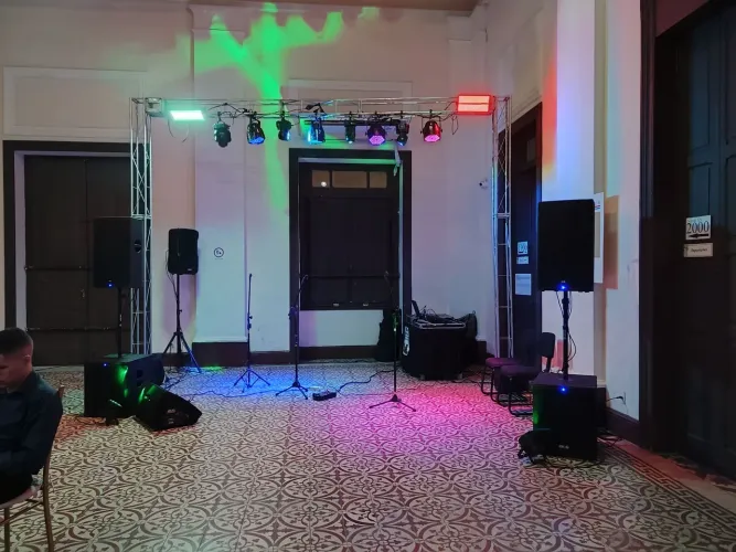 Trabalhamos com karaokê e chuva de prata