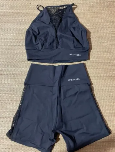 Conjunto Fitness Preto com Detalhes em Tela