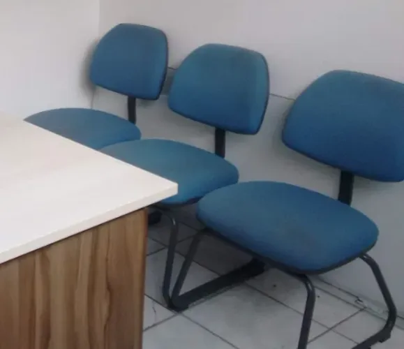 Cadeira acolchoada , prática, bonita, confortável, resistente. Escritório ou recepção