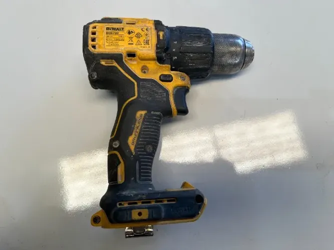 Furadeira Parafusadeira DCD709 Dewalt 18V