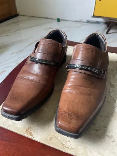 Sapatos de Couro Marrom Calvest