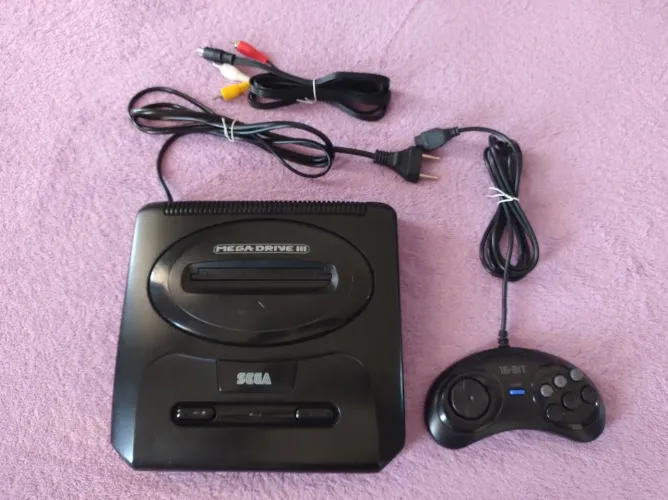 Mega Drive 3 com entrada para Sega CD.