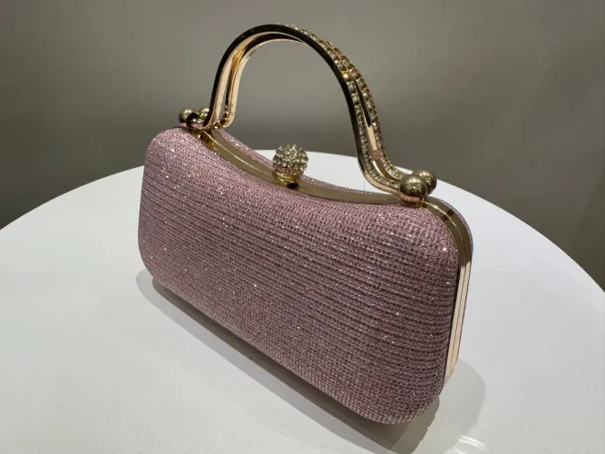 Bolsa de mão Clutch rosa com detalhes dourados